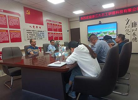 柔性石英砂貼片石發(fā)明人、浙江久石公司董事長(zhǎng)豐新華一行赴沈陽(yáng)工業(yè)大學(xué)開展深化校企合作交流